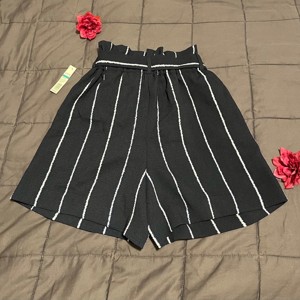NWT The Limited 5 inch Seam Petite Shorts Size 6P - Picture 2 of 5